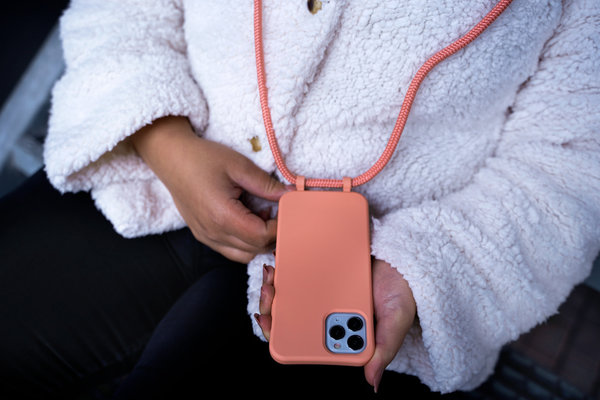 Coverzs Coverzs Coque silicone avec cordon iPhone 13 Pro (orange)