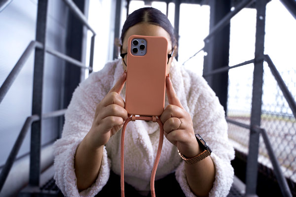 Coverzs Coverzs Coque silicone avec cordon iPhone 13 Pro (orange)