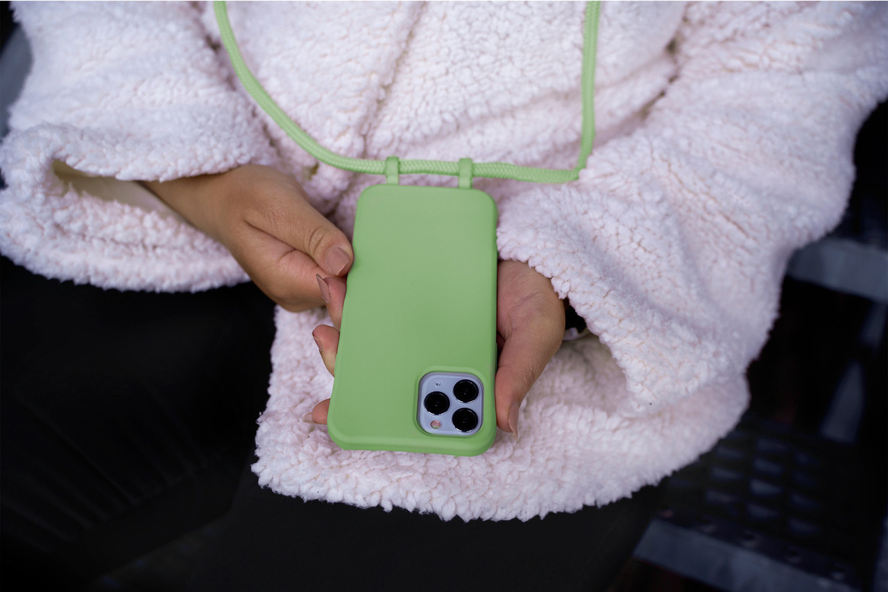 Coverzs Coverzs Coque silicone avec cordon iPhone 13 Pro (vert clair)