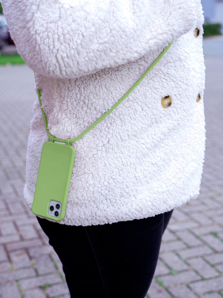 Coverzs Coverzs Coque silicone avec cordon iPhone 13 (vert clair)