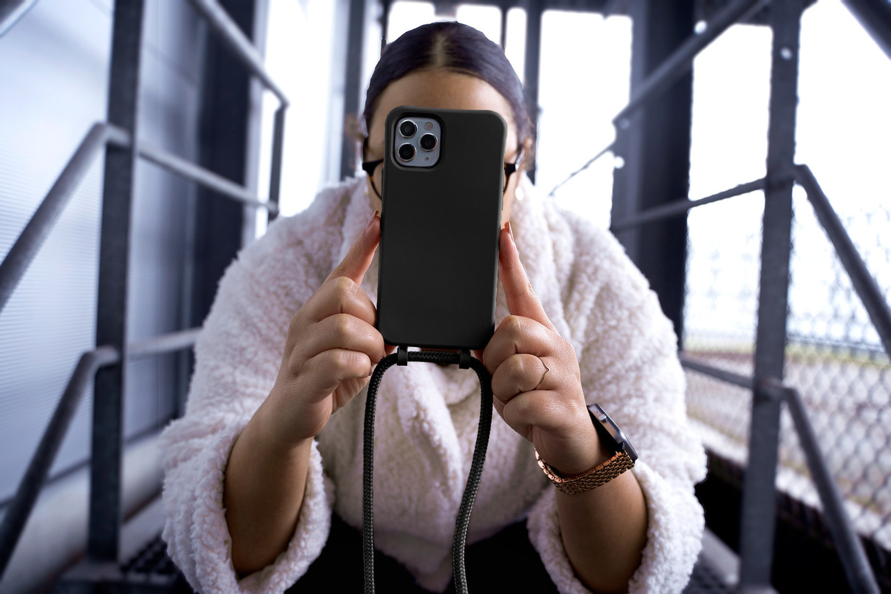 Coverzs Coverzs Coque silicone avec cordon iPhone SE 2022 (noir) Coverzs Coverzs Coque silicone avec cordon iPhone SE 2022 (noir)