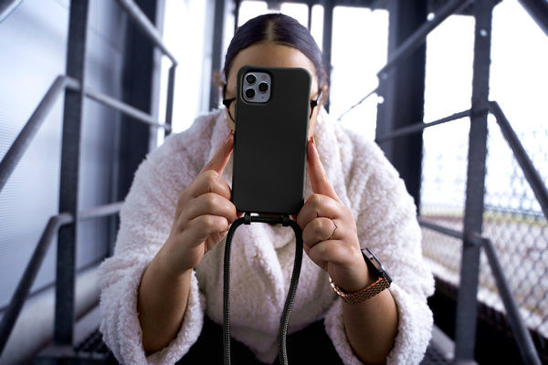 Coverzs Coverzs Coque silicone avec cordon iPhone SE 2022 (noir) Coverzs Coverzs Coque silicone avec cordon iPhone SE 2022 (noir)