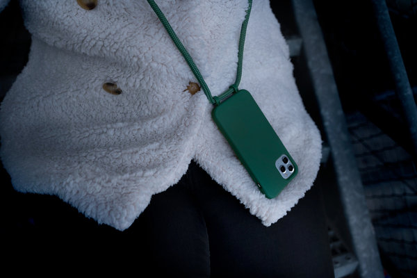 Coverzs Coverzs Coque silicone avec cordon iPhone SE 2022 (vert foncé) Coverzs Coverzs Coque silicone avec cordon iPhone SE 2022 (vert foncé)
