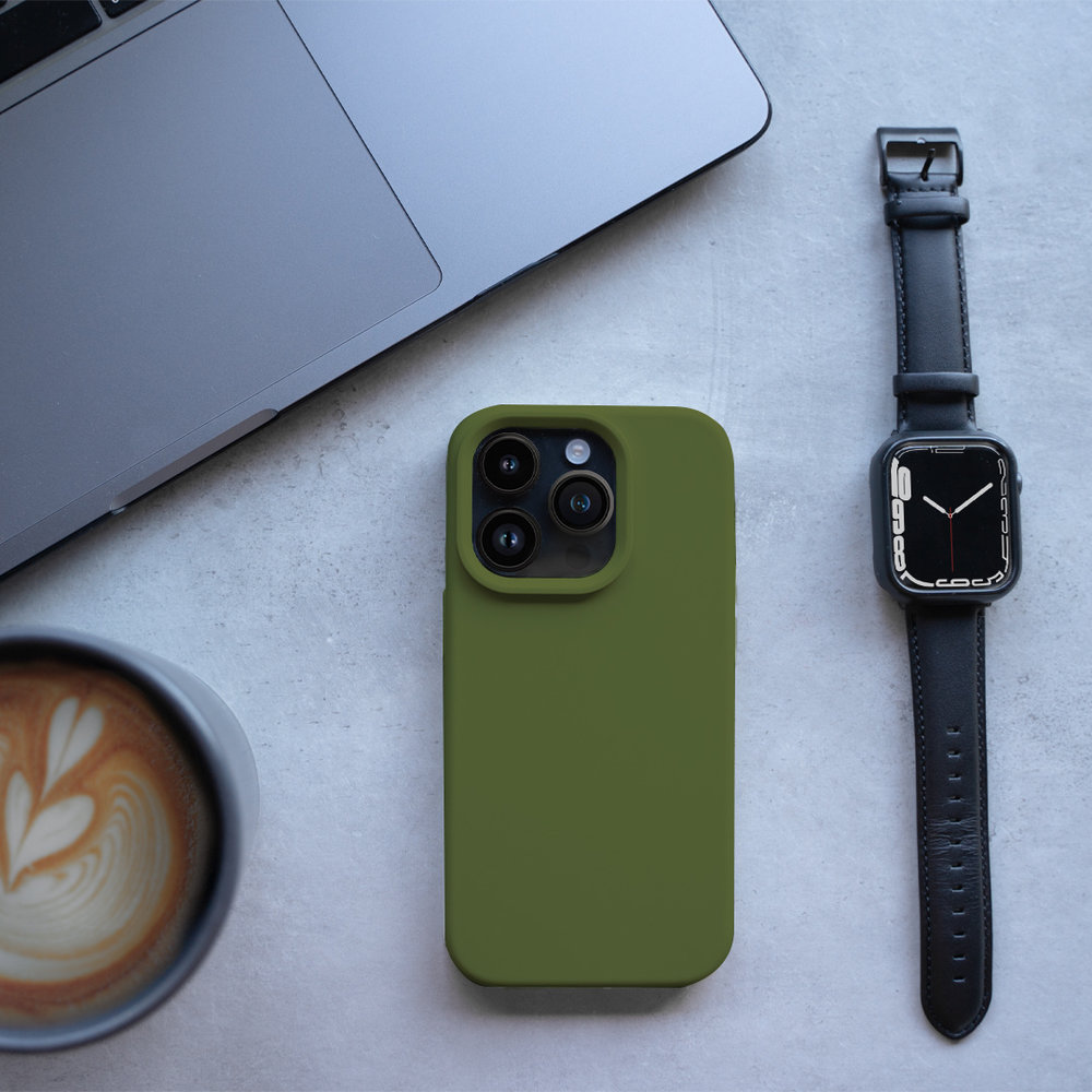 Coverzs Coverzs Coque silicone solide iPhone 14 (vert armée)