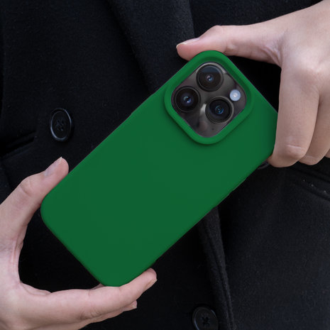 Coverzs Coverzs Coque silicone solide iPhone 14 Pro Max (vert)