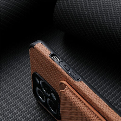 Coverzs Coverzs Coque tressée porte-cartes MagSafe iPhone 13 Pro (marron) Coverzs Coverzs Coque tressée porte-cartes MagSafe iPhone 13 Pro (marron)