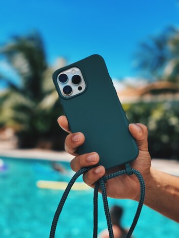 Coverzs Coverzs Coque en silicone avec Cordon iPhone 14 Plus (vert)