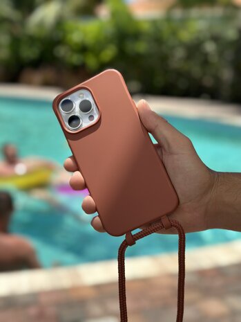 Coverzs Coverzs Coque en silicone avec Cordon iPhone 14 Pro (marron)