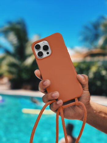 Coverzs Coverzs Coque en silicone avec Cordon iPhone 14 Pro (marron)