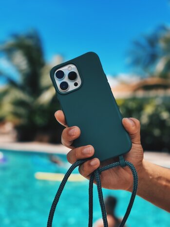 Coverzs Coverzs Coque en silicone avec Cordon iPhone 15 (vert)