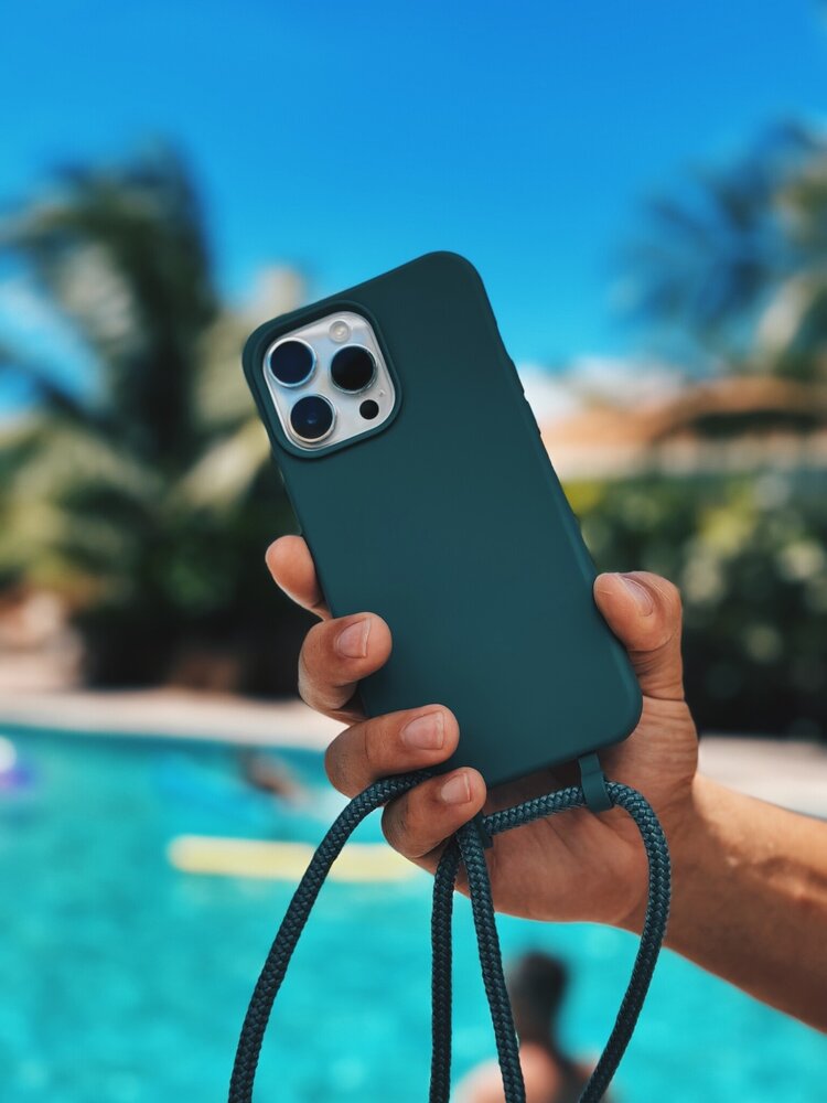 Coverzs Coverzs Coque en silicone avec Cordon iPhone 15 Pro (vert)