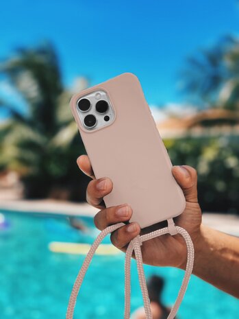 Coverzs Coverzs Coque en silicone avec Cordon iPhone 15 Pro (rose)