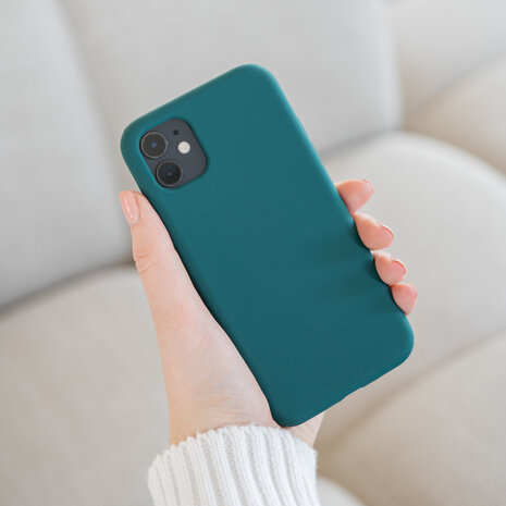 Coverzs Coverzs Coque silicone de luxe iPhone 11 (vert foncé)