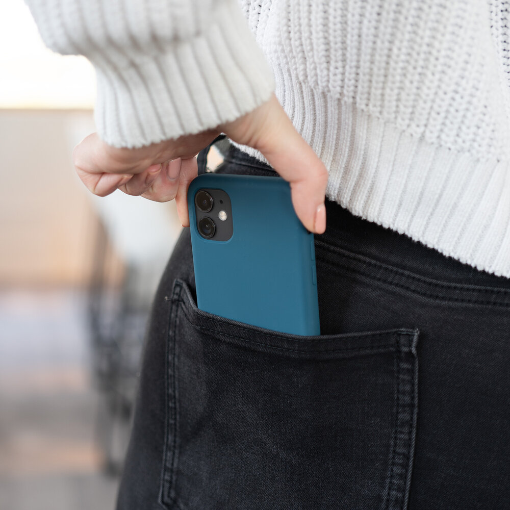 Coverzs Coverzs Coque silicone de luxe iPhone 11 (bleu foncé)