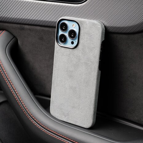 Coverzs Coverzs Coque iPhone 15 Pro Alcantara MagSafe (gris)