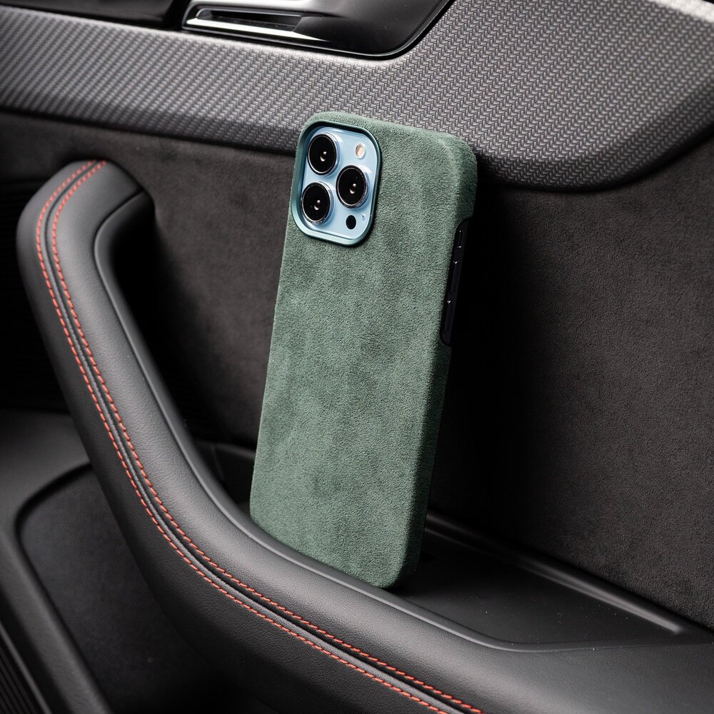 Coverzs Coverzs Coque iPhone 15 Pro Alcantara MagSafe (vert foncé) Coverzs Coverzs Coque iPhone 15 Pro Alcantara MagSafe (vert foncé)