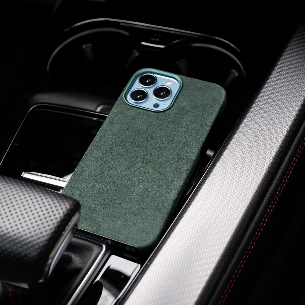 Coverzs Coverzs Coque iPhone 15 Pro Alcantara MagSafe (vert foncé) Coverzs Coverzs Coque iPhone 15 Pro Alcantara MagSafe (vert foncé)