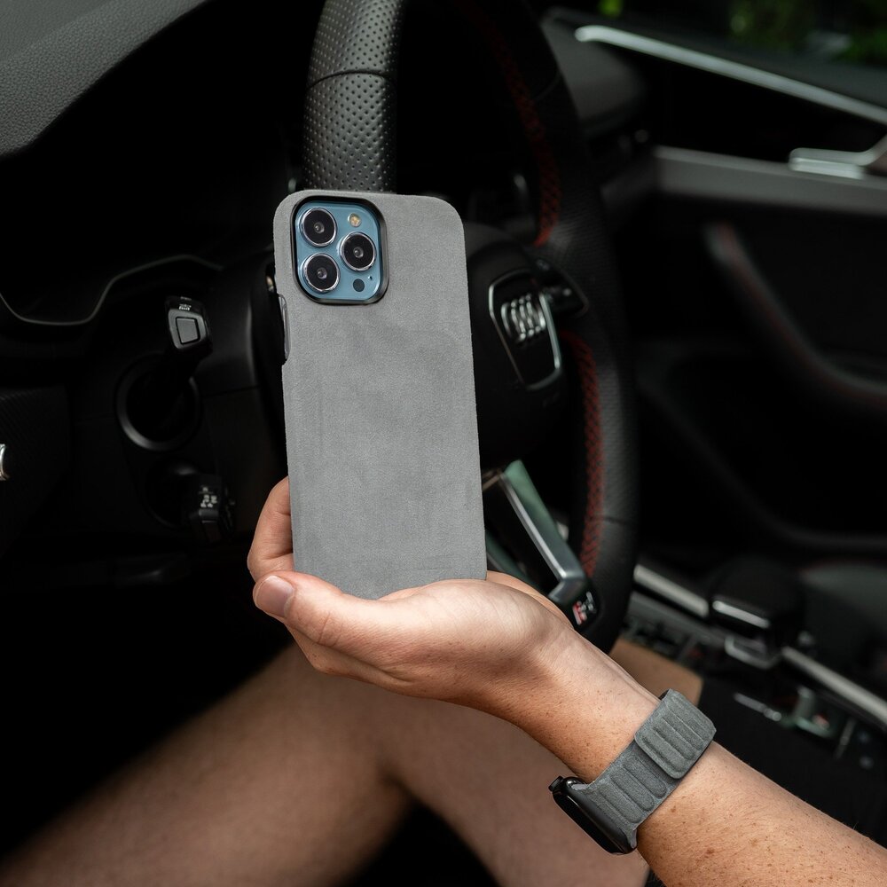 Coverzs Coverzs Coque iPhone 15 Pro Max Alcantara MagSafe (gris) Coverzs Coverzs Coque iPhone 15 Pro Max Alcantara MagSafe (gris)