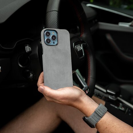Coverzs Coverzs Coque iPhone 15 Pro Max Alcantara MagSafe (gris) Coverzs Coverzs Coque iPhone 15 Pro Max Alcantara MagSafe (gris)