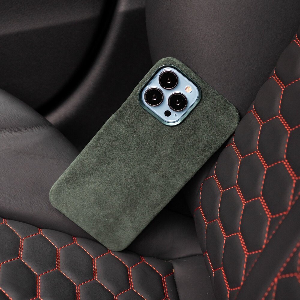 Coverzs Coverzs Coque iPhone 15 Pro Max Alcantara MagSafe (vert foncé) Coverzs Coverzs Coque iPhone 15 Pro Max Alcantara MagSafe (vert foncé)