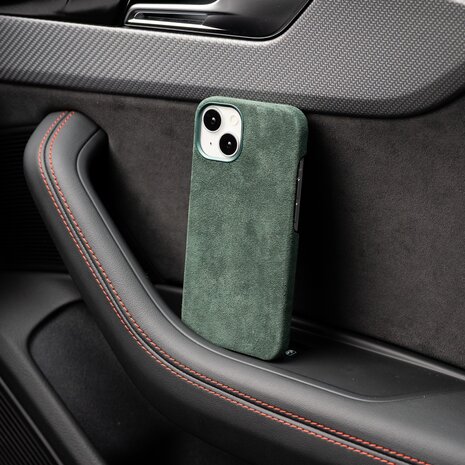 Coverzs Coverzs Coque iPhone 13 Alcantara MagSafe (vert foncé) Coverzs Coverzs Coque iPhone 13 Alcantara MagSafe (vert foncé)