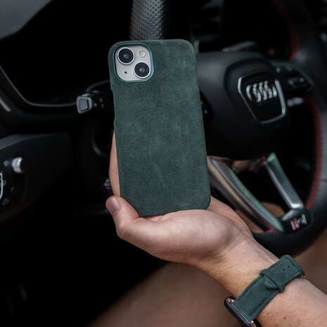 Coverzs Coverzs Coque iPhone 13 Alcantara MagSafe (vert foncé) Coverzs Coverzs Coque iPhone 13 Alcantara MagSafe (vert foncé)