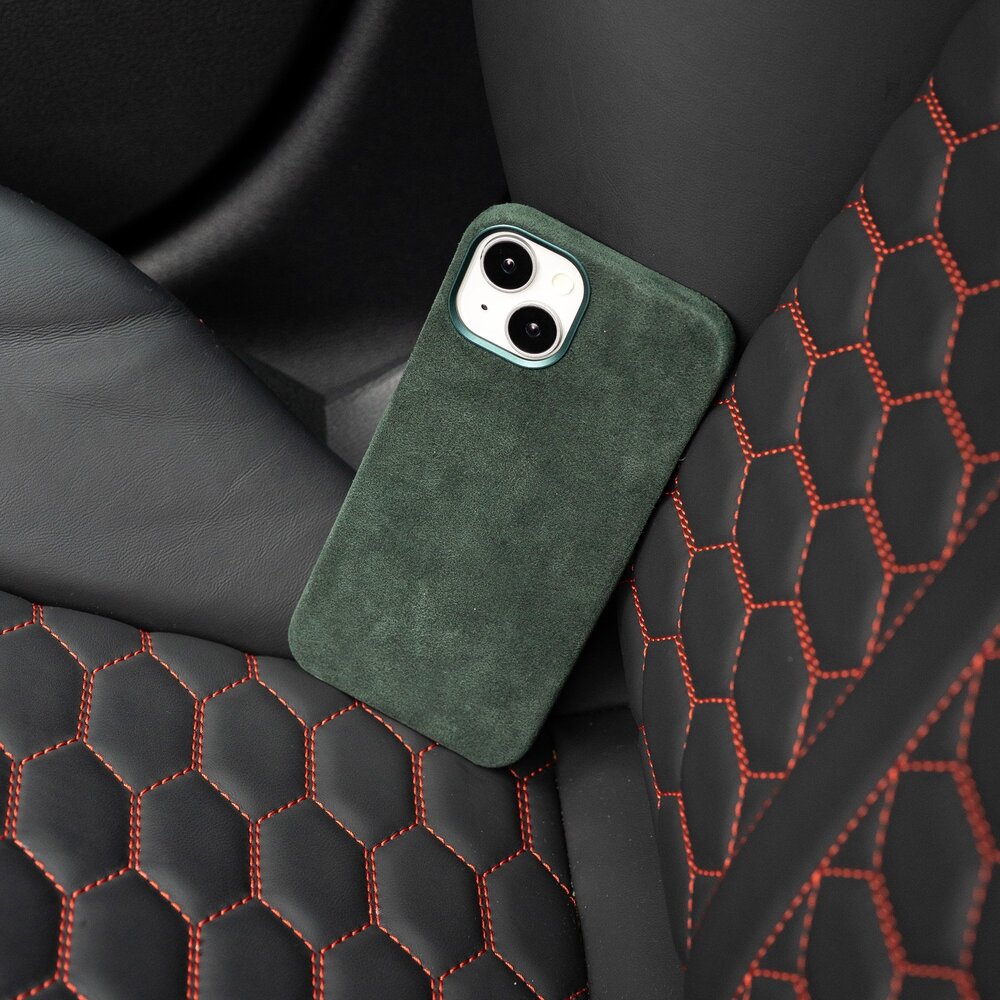 Coverzs Coverzs Coque iPhone 13 Alcantara MagSafe (vert foncé) Coverzs Coverzs Coque iPhone 13 Alcantara MagSafe (vert foncé)