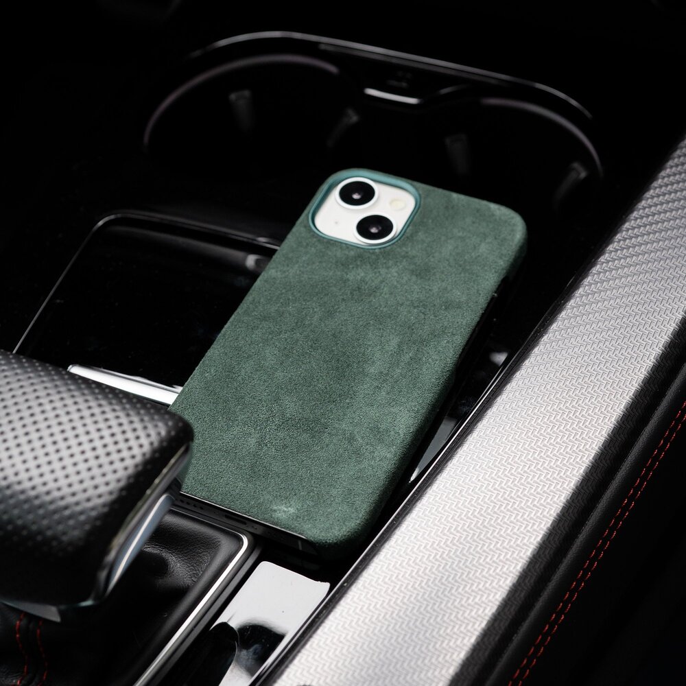 Coverzs Coverzs Coque iPhone 13 Alcantara MagSafe (vert foncé) Coverzs Coverzs Coque iPhone 13 Alcantara MagSafe (vert foncé)
