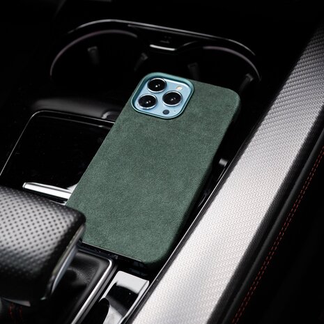 Coverzs Coverzs Coque iPhone 13 Pro Max Alcantara MagSafe (vert foncé) Coverzs Coverzs Coque iPhone 13 Pro Max Alcantara MagSafe (vert foncé)