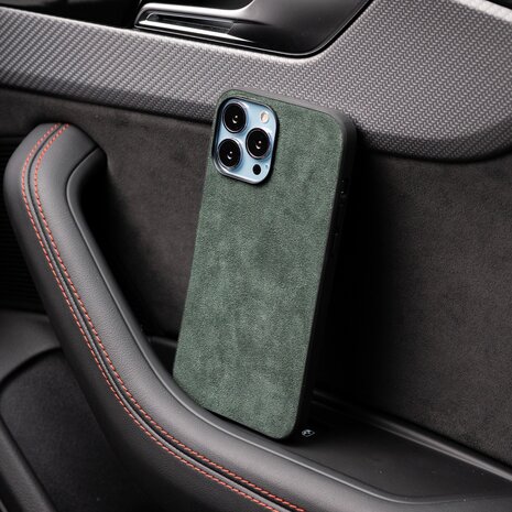Coverzs Coverzs Coque iPhone 15 Pro Alcantara & TPU MagSafe (vert foncé) Coverzs Coverzs Coque iPhone 15 Pro Alcantara & TPU MagSafe (vert foncé)