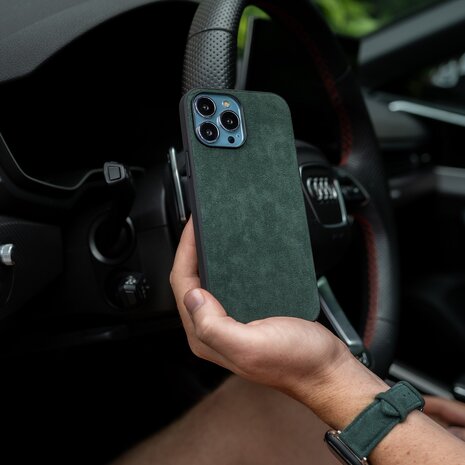 Coverzs Coverzs Coque iPhone 15 Pro Alcantara & TPU MagSafe (vert foncé) Coverzs Coverzs Coque iPhone 15 Pro Alcantara & TPU MagSafe (vert foncé)
