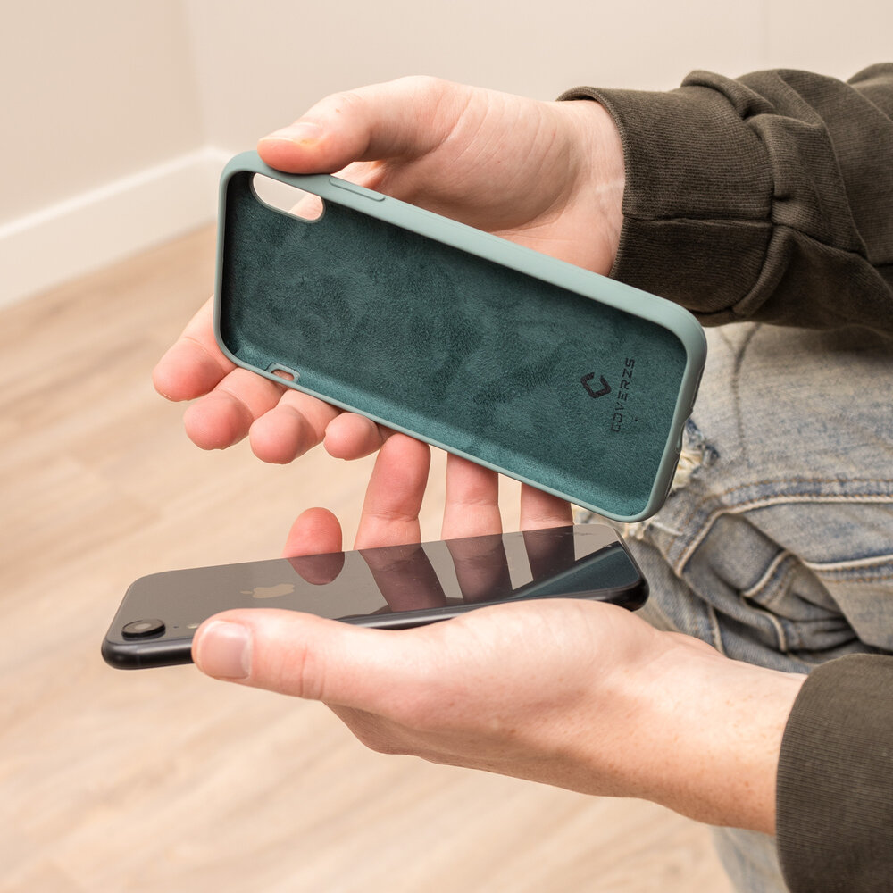 Coverzs Coverzs Coque silicone de luxe iPhone 12 (vert pin) Coverzs Coverzs Coque silicone de luxe iPhone 12 (vert pin)