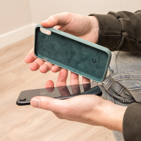 Coverzs Coverzs Coque silicone de luxe iPhone 12 (vert pin) Coverzs Coverzs Coque silicone de luxe iPhone 12 (vert pin)