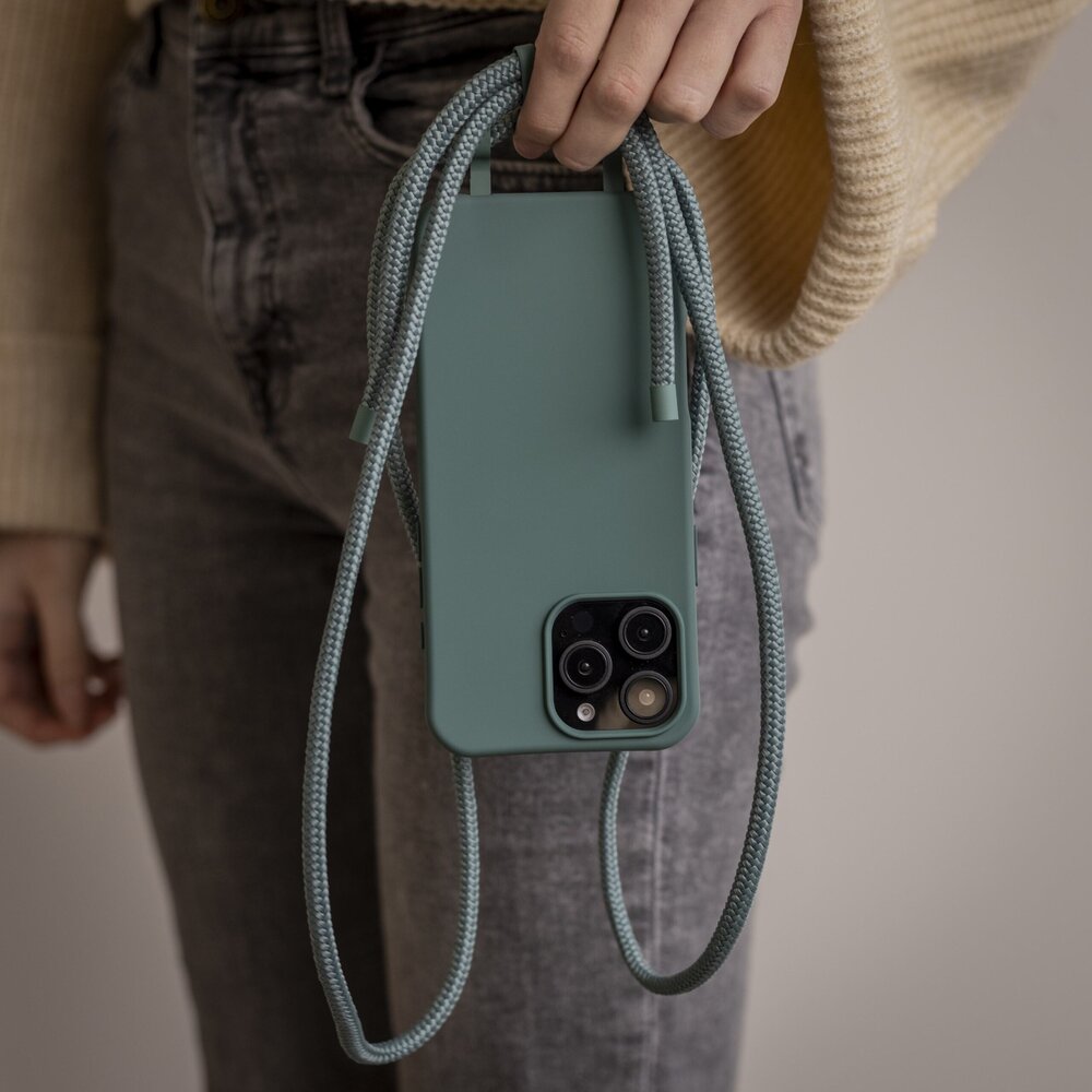 Coverzs Coverzs iPhone 16 Pro coque silicone avec cordon (vert foncé)