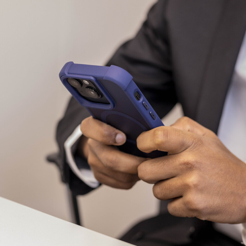 Coverzs Coverzs Coque Shock mate iPhone 12 avec MagSafe (bleu foncé)