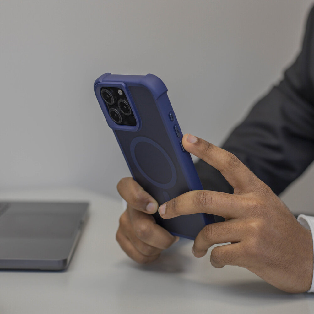 Coverzs Coverzs Coque antichoc mate avec MagSafe iPhone 12 Pro Max (bleu foncé)