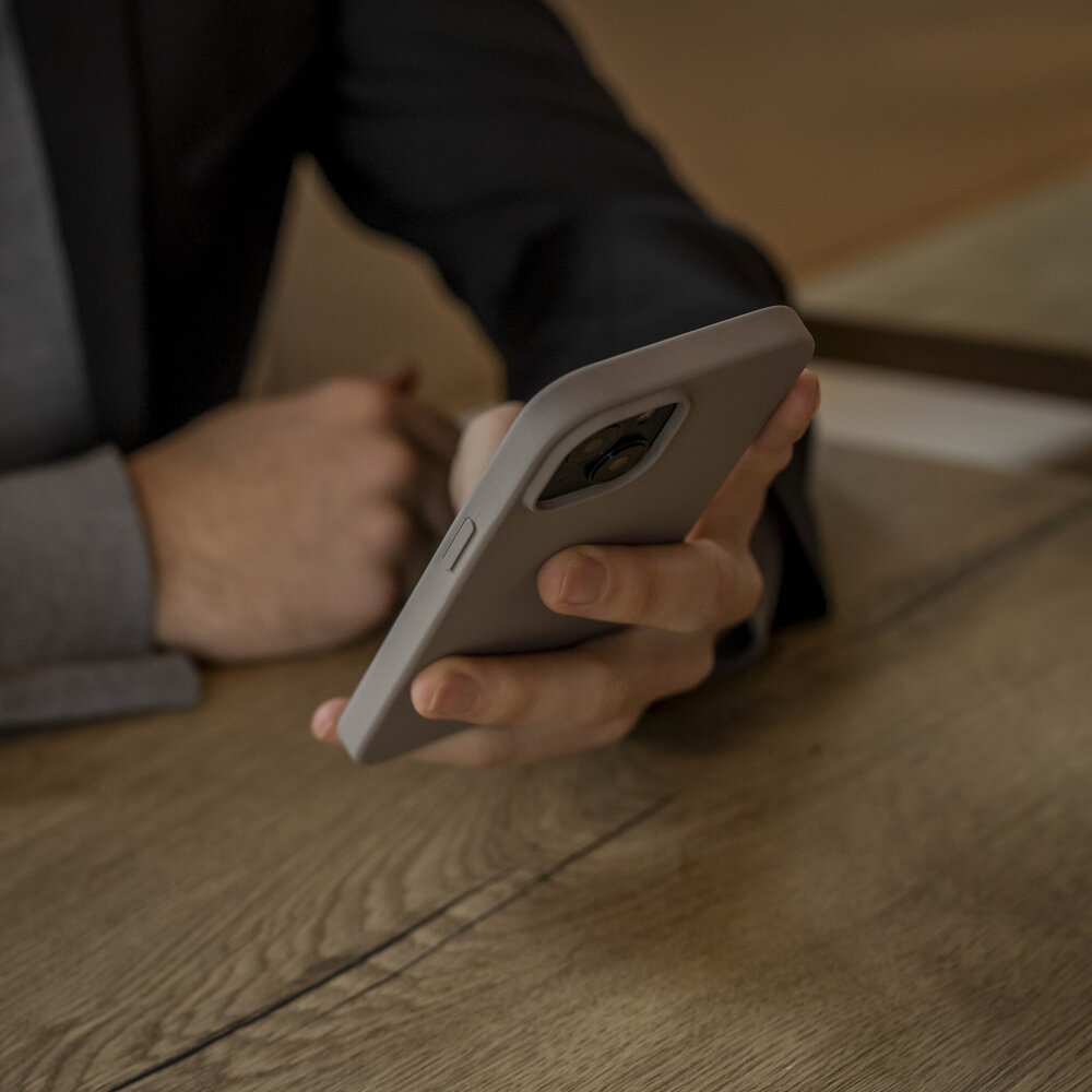 Coverzs Coverzs Coque de luxe en silicone iPhone 13 (gris)