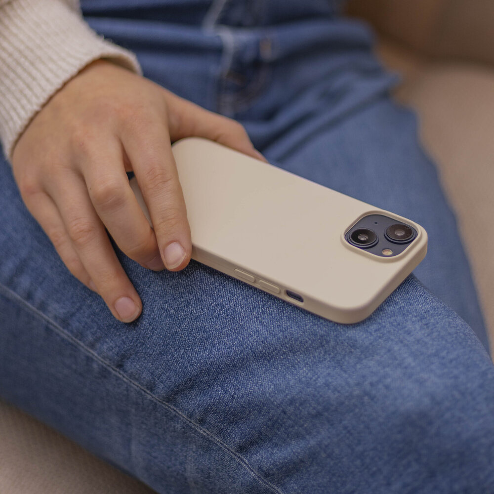 Coverzs Coverzs Coque de luxe en silicone iPhone 13 (beige)