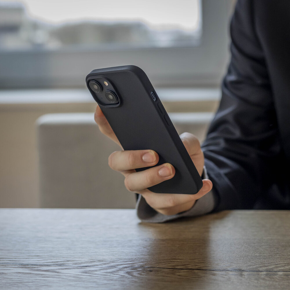 Coverzs Coverzs Coque MagSafe en silicone de luxe iPhone 13 (noir)