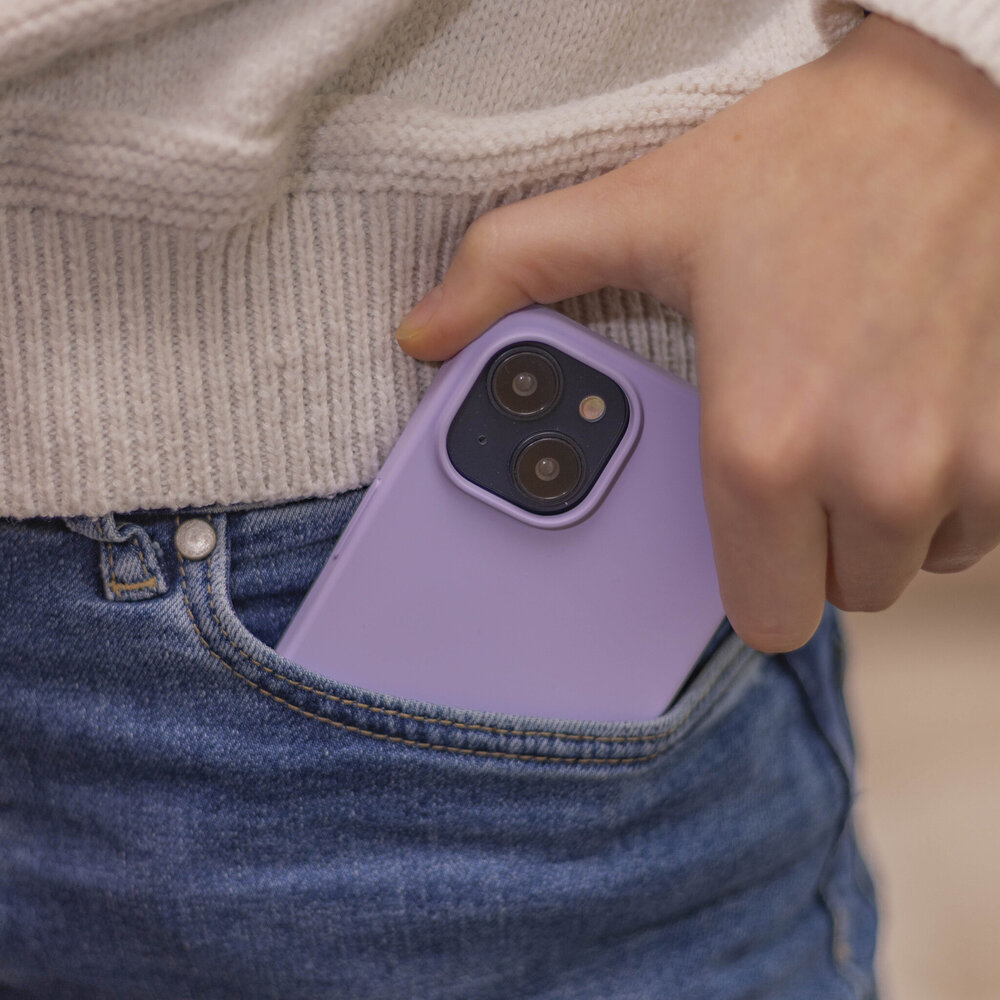 Coverzs Coverzs Coque MagSafe en silicone de luxe iPhone 13 (violet)