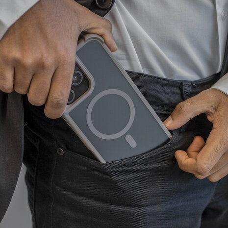 Coverzs Coverzs Coque antichoc mate iPhone 13 Pro avec MagSafe (gris)