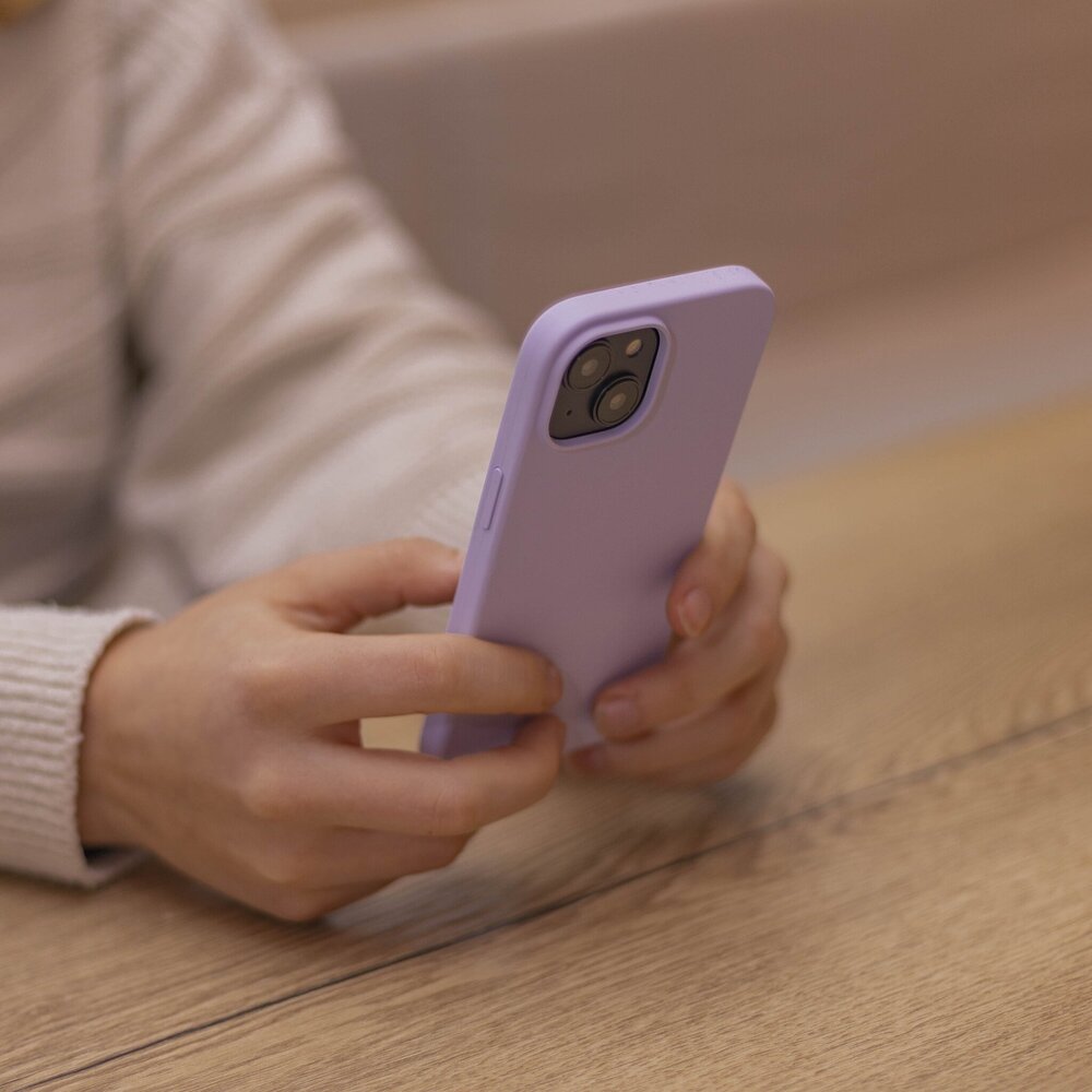 Coverzs Coverzs Coque MagSafe en silicone de luxe iPhone 14 (violet)