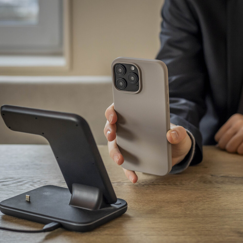 Coverzs Coverzs Coque MagSafe en silicone de luxe iPhone 14 Pro (gris)