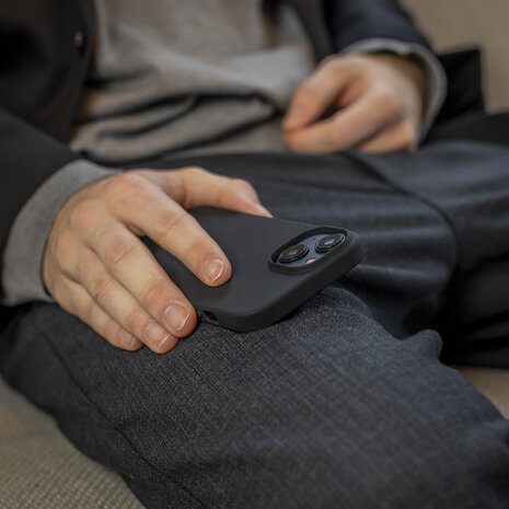 Coverzs Coverzs Coque de luxe en silicone iPhone 15 (noir)