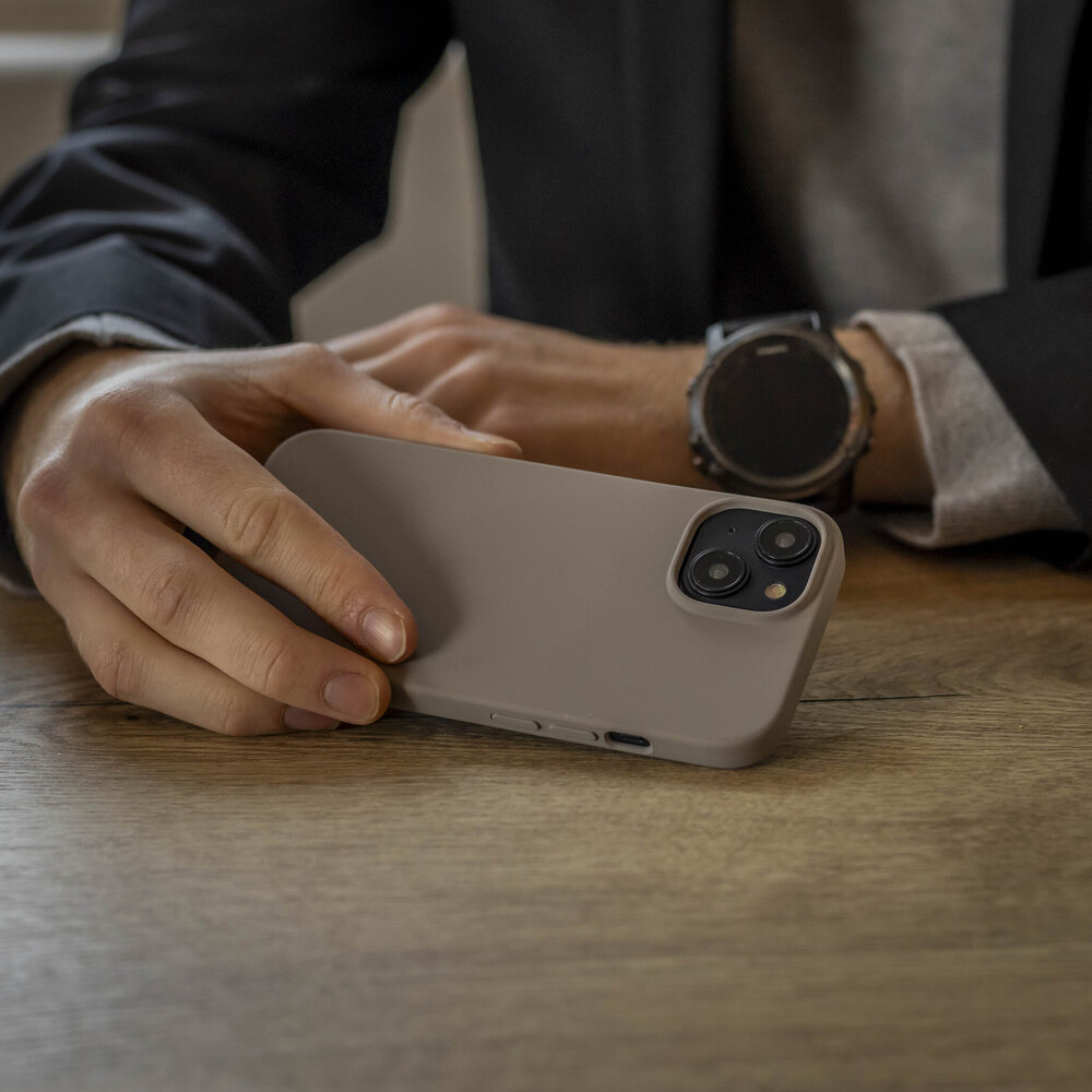 Coverzs Coverzs Coque de luxe en silicone iPhone 15 (gris)