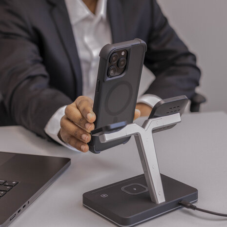 Coverzs Coverzs Coque antichoc mate iPhone 15 Pro avec MagSafe (noir) Coverzs Coverzs Coque antichoc mate iPhone 15 Pro avec MagSafe (noir)