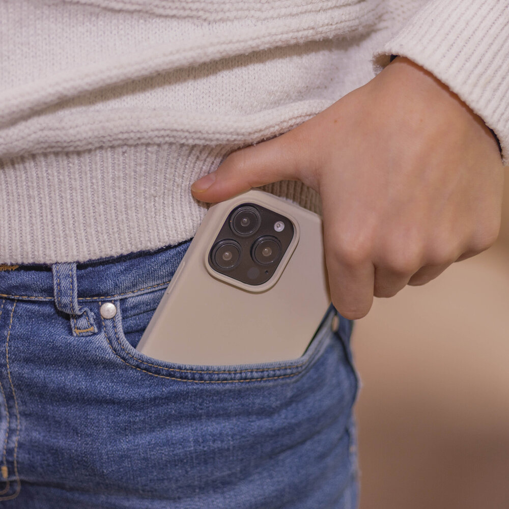 Coverzs Coverzs Coque de luxe en silicone iPhone 15 Pro (beige)