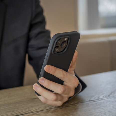 Coverzs Coverzs Coque de luxe en silicone iPhone 15 Pro Max (noir)