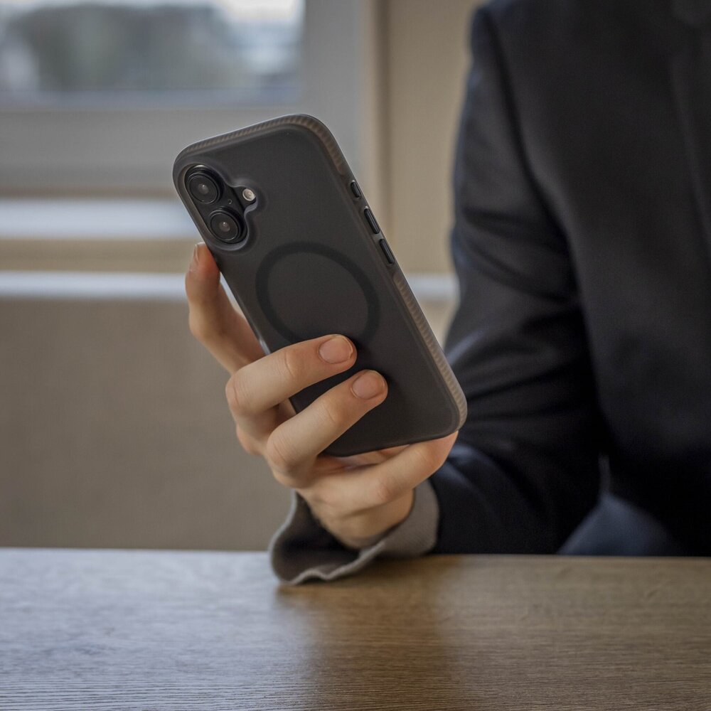 Coverzs Coverzs Coque MagSafe en silicone lisse iPhone 16 (noir)