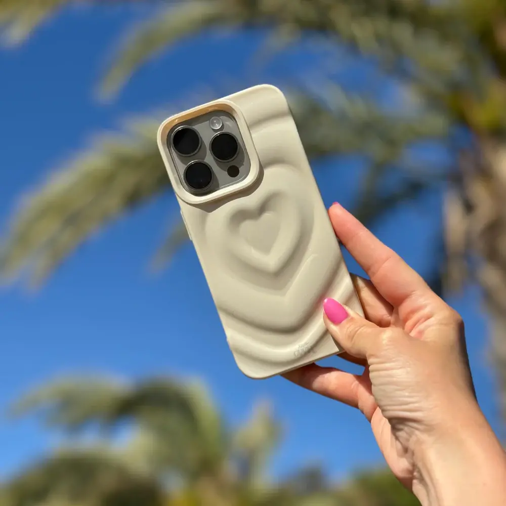 xoxo Wildhearts xoxo Wildhearts Coque  Biggest Love Creme - iPhone 16